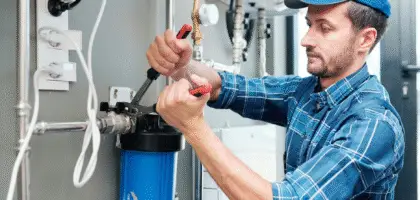 Technicien installant ou réparant un système de filtration piscine