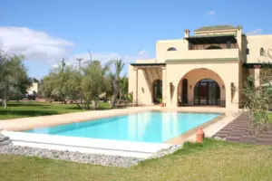 Piscine avec villa de style marocain, jardin paysager et terrasse – Design Pool Casablanca Marrakech Rabat Agadir Fès Tanger Essaouira.