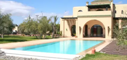 Piscine avec villa de style marocain, jardin paysager et terrasse – Design Pool Casablanca Marrakech Rabat Agadir Fès Tanger Essaouira.